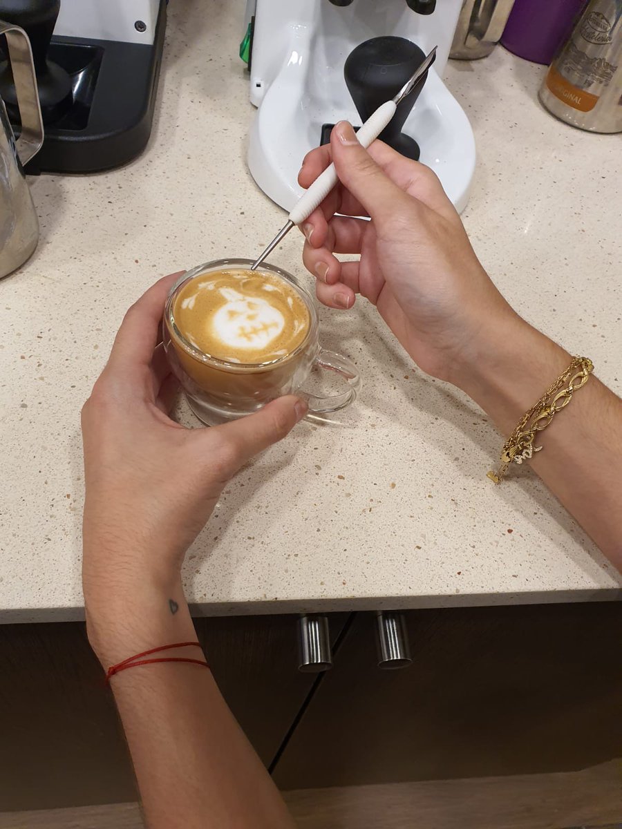 OrigenCafeTF's tweet photo. ¡Hoy es el día! 🎃 Ven a celebrar #Halloween a 👉#OrigenCafé 🦇 Recuerda que queda mucha noche 👻 y tenemos el mejor #CaféDeEspecialidad para que no te duermas y no te pase nada 🤡☠️ ¡No dirás que no te avisamos! 🎃#FelizHalloween #HappyHalloween  #café #Tenerife 🕷 https://t.co/CHnpgOP1MP