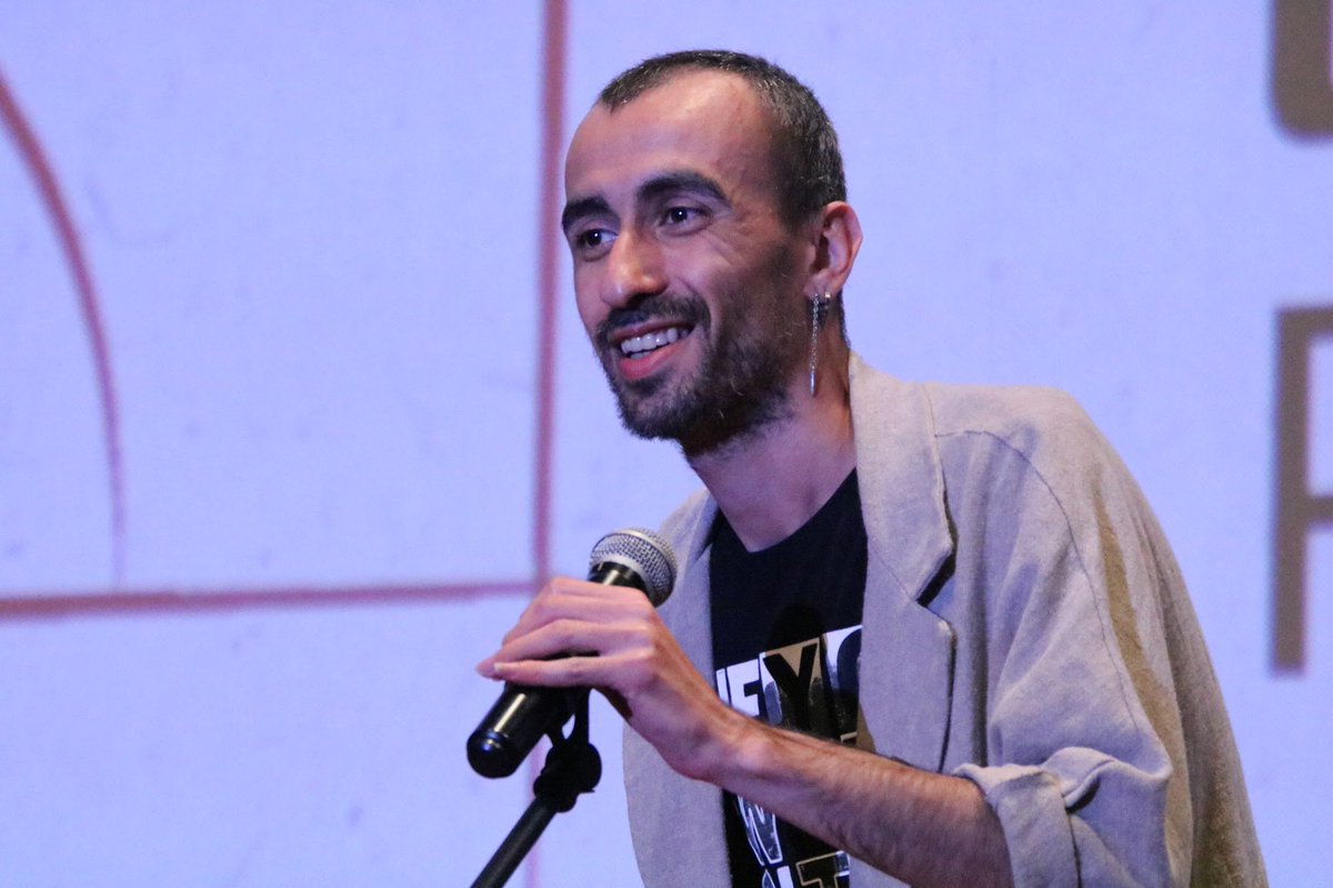 54. #UlusalYarışma’da “Put Şeylere” filmiyle En İyi Yönetmen seçilen Onur Ünlü’nün ödülünü Ayten Uncuoğlu Emre Erdoğdu’ya takdim ediyor!
#ÖzeDönüş <a href="/ulusalyarisma/">Ulusal Yarışma</a>