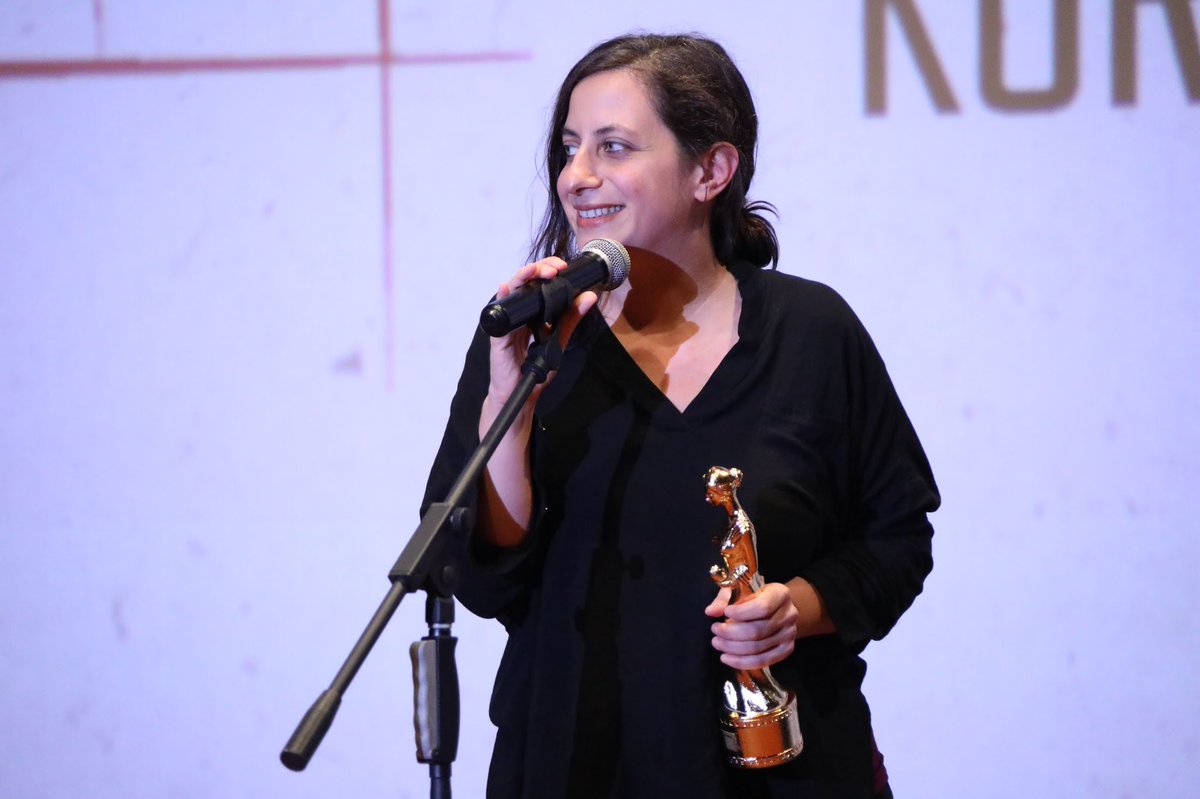 54. #UlusalYarışma’da “Körfez” filmiyle En İyi Senaryo ödülüne layık görülen Emre Yeksan ve Ahmet Büke’nin ödülünü, filmin yapımcısı Anna Maria Aslanoğlu Başak Emre’den alıyor! ++++
#ÖzeDönüş <a href="/ulusalyarisma/">Ulusal Yarışma</a>