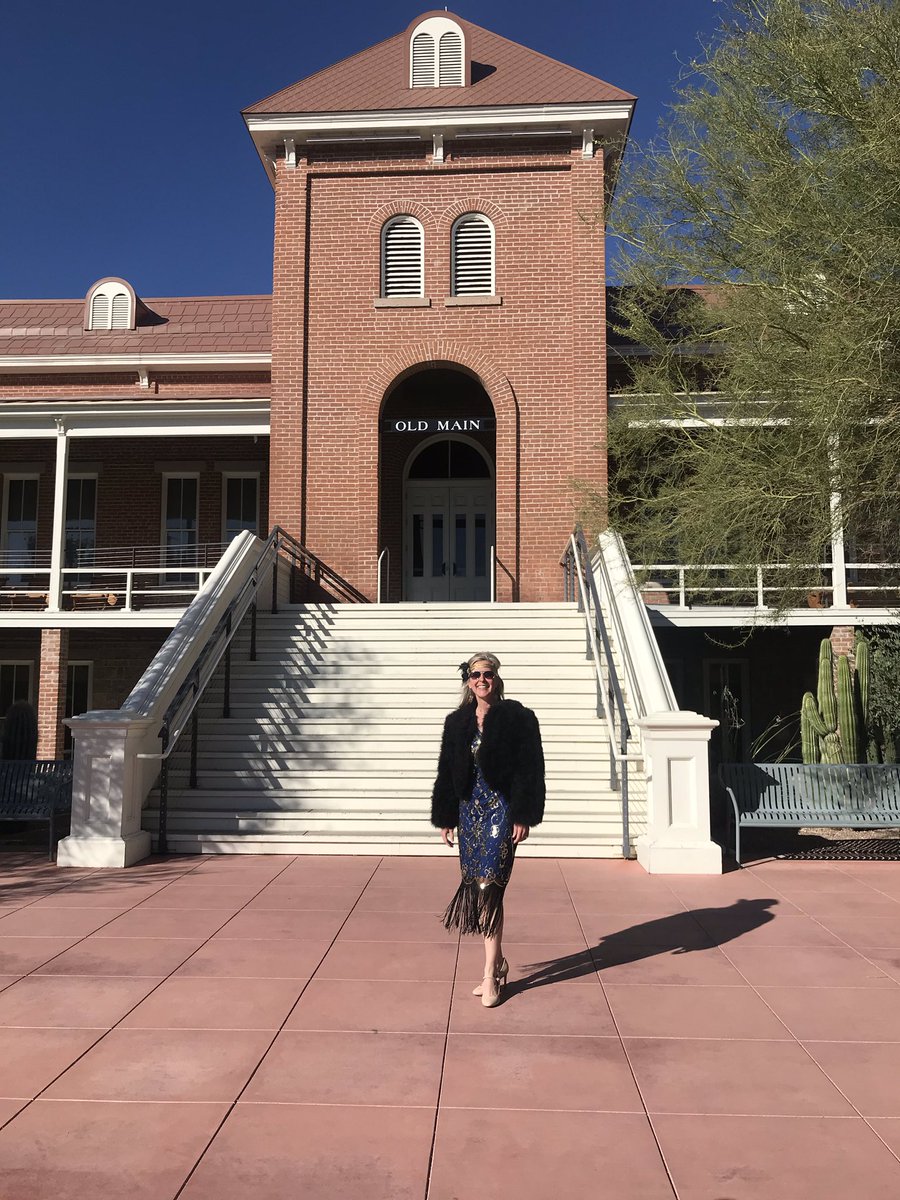 DesertSwallow's tweet photo. When your alma mater invites you to speak at a class on #halloween you say yes (and secretly hope some of the students will dress up too .... ) #sequins #fringe #feathers and a #fuzzycoat for good measure #wildcatforlife @uarizona @UACEEM https://t.co/MNKwGjARW3