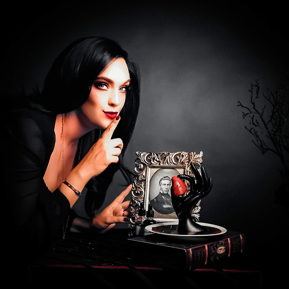 #happyhalloween kiddos🎃🔪💋
.
.
.
.
.
Photo @beaudoesgo 
Hmua @mr_hagazussa 

#halloween2019 #happyhalloween #happyhaunting #boo #shhh #ThursdayThoughts #scared #quiet #behave #naughty #woman #evil #evilqueen #kisses