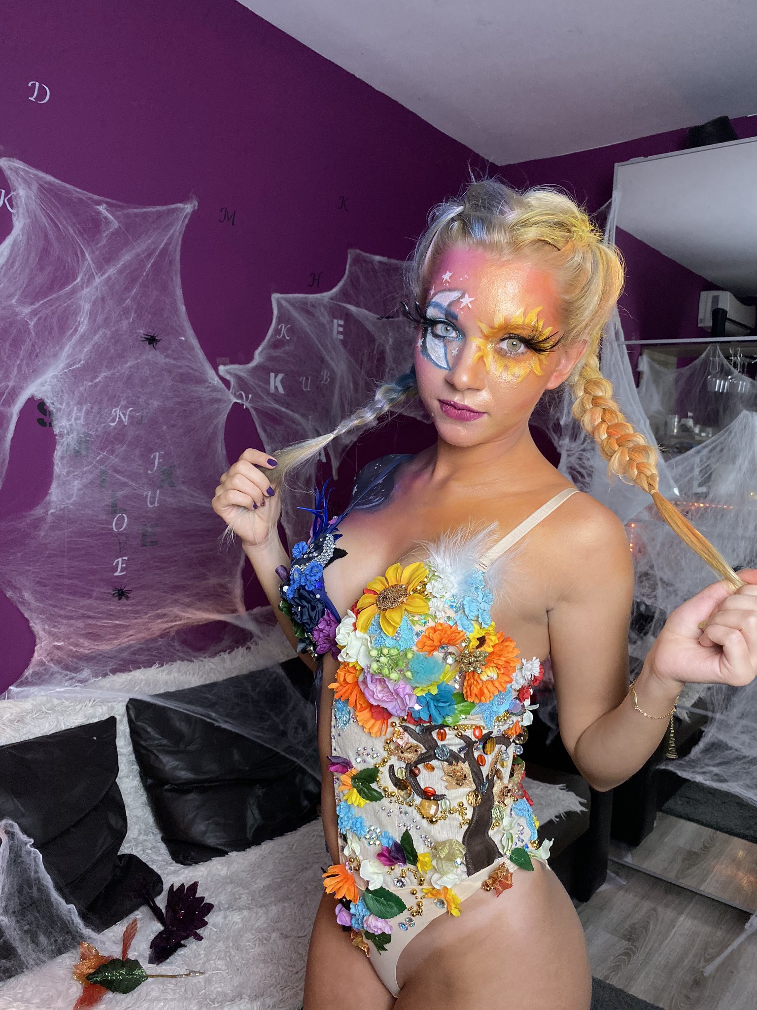 2 pic. I am online🤩 lets party 🥰 https://t.co/RKwUGxLOfs #ChaturbateHalloween @chaturbate https://t.co/amJk914FYm