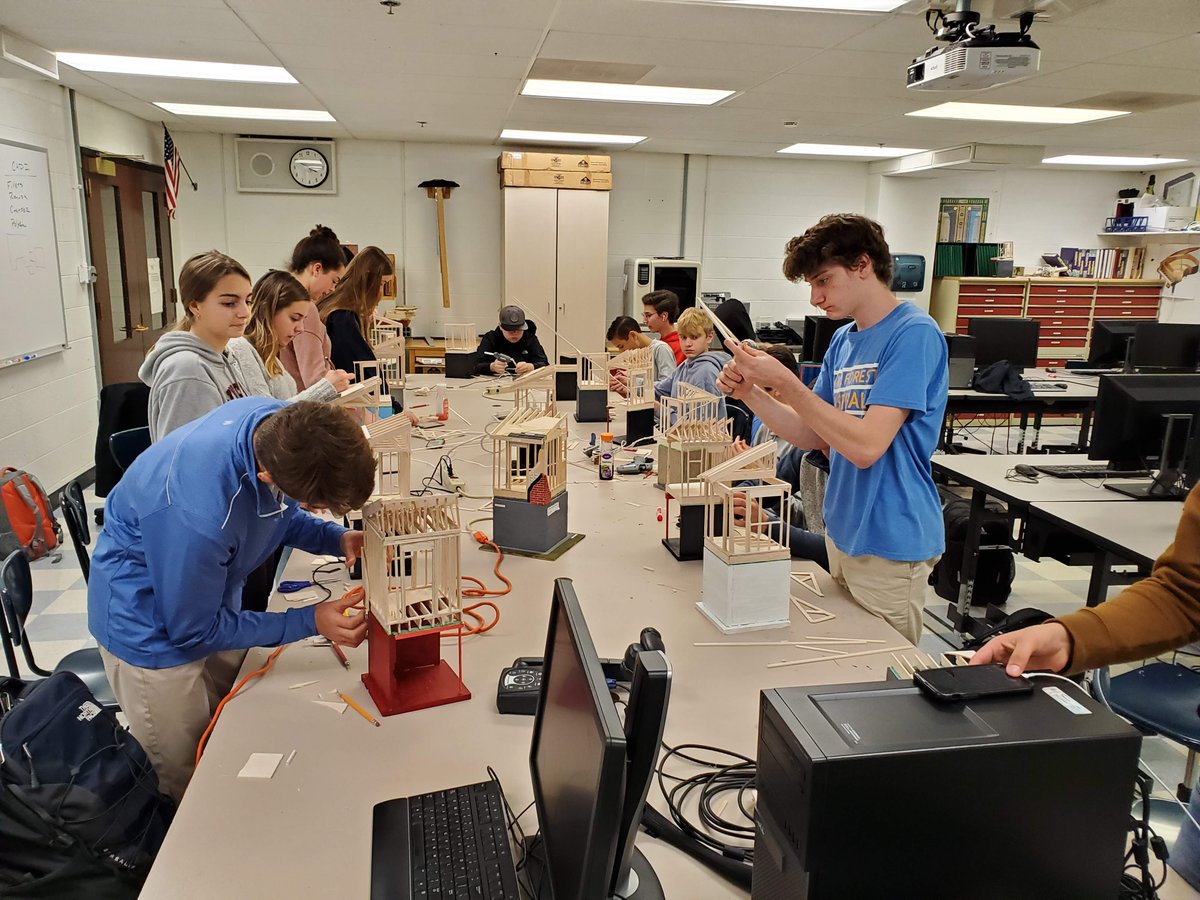 Architecture I students wrapping up their house models. They all look really good when you look closely at the details. #lfleadstheway