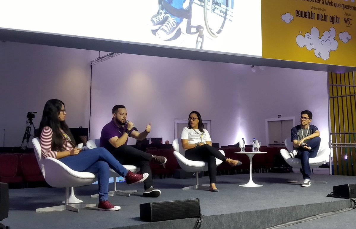 gutoffline's tweet image. Periferia, educação, pessoas e histórias no palco agora com participação do nosso querido @w_oliveiras 
#webbr #webbr2019 #w3c #nicbr