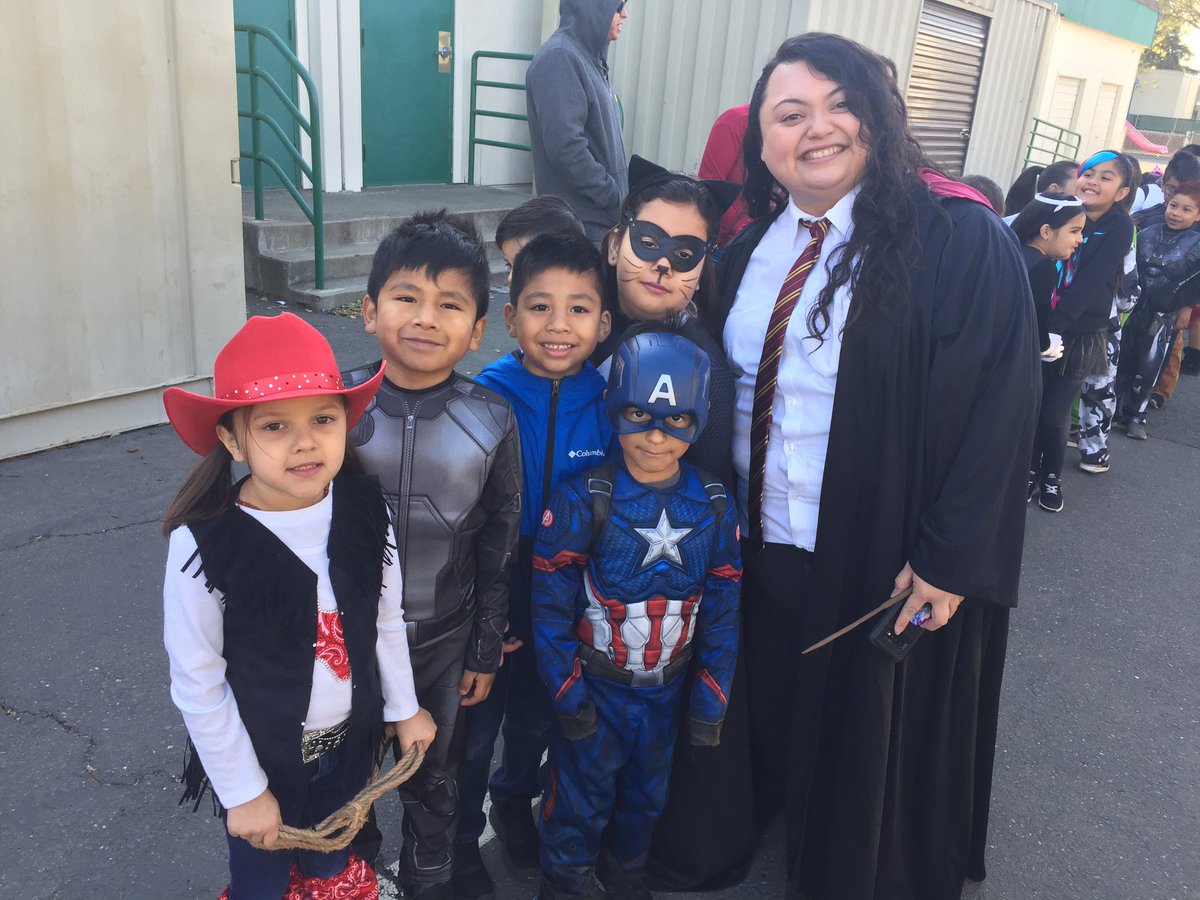LisaLisalew's tweet photo. Ss getting ready for the Halloween Parade @sheldoninnovate! #SheldonFamily https://t.co/EF7J2NP5ja