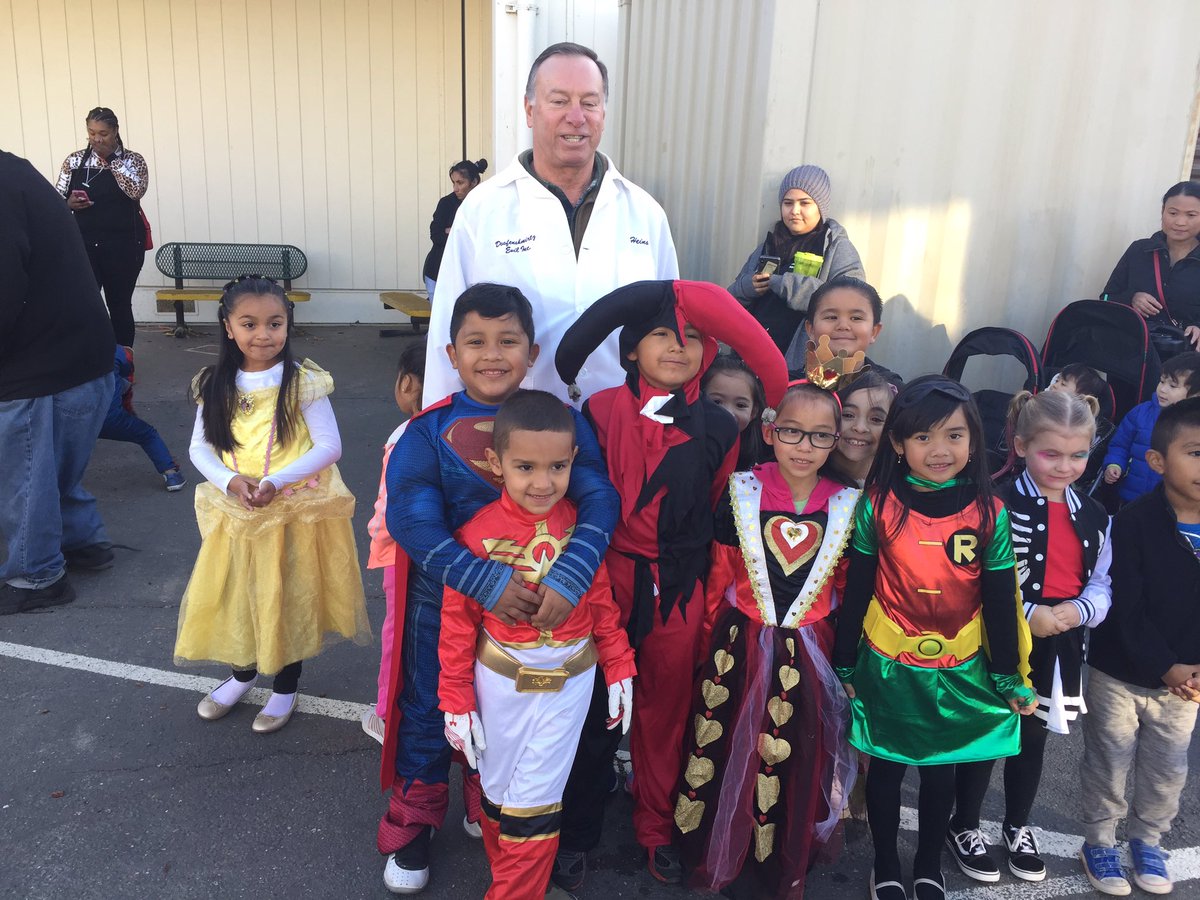 LisaLisalew's tweet photo. Ss getting ready for the Halloween Parade @sheldoninnovate! #SheldonFamily https://t.co/EF7J2NP5ja