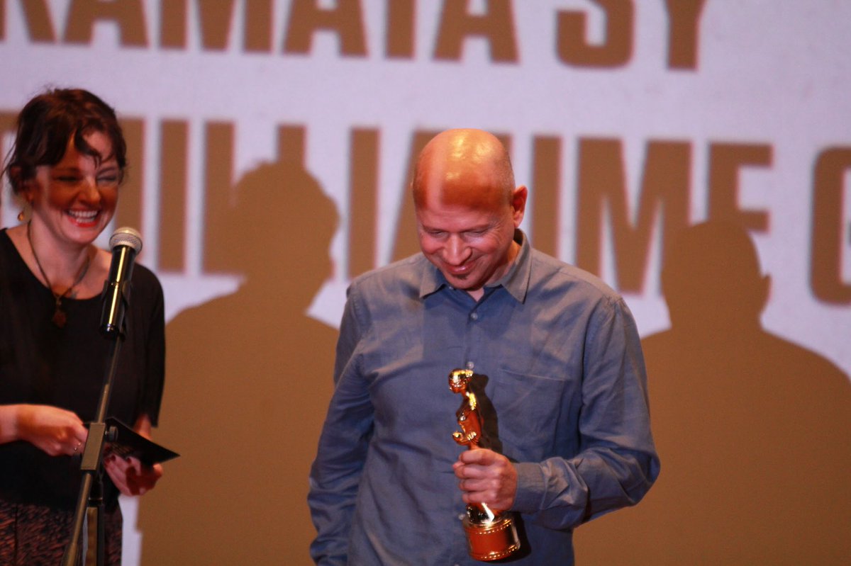 55. #UlusalYarışma’da “Sibel” filmiyle En İyi Senaryo ödülüne layık görülen Çağla Zencirci, Ramata Sy ve Guillaume Giovanetti ödüllerini, filmin yapımcılarından Marsel Kalvo Selen Uçer’den alıyor!
#ÖzeDönüş <a href="/ulusalyarisma/">Ulusal Yarışma</a>