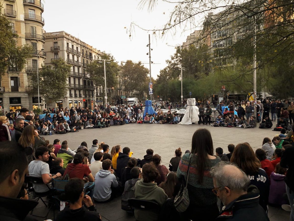 junqueras's tweet photo. La dignitat és el que veiem aquests dies a plaça universitat de la mà dels nostres joves. Sou l'orgull d'aquest país. La vostra energia ens fa més forts a tots els represaliats i represaliades. Gràcies per tant. Guanyarem un futur millor! https://t.co/93nRdFQdHg