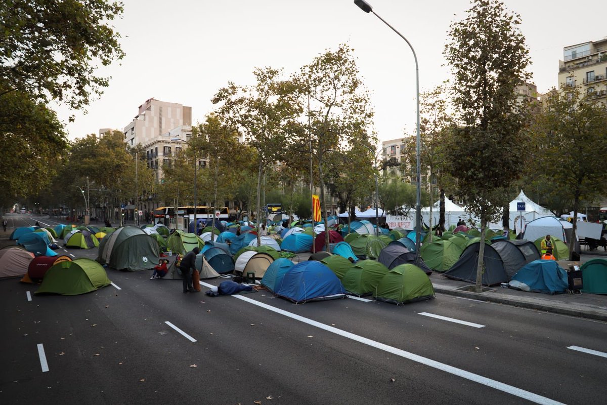 junqueras's tweet photo. La dignitat és el que veiem aquests dies a plaça universitat de la mà dels nostres joves. Sou l'orgull d'aquest país. La vostra energia ens fa més forts a tots els represaliats i represaliades. Gràcies per tant. Guanyarem un futur millor! https://t.co/93nRdFQdHg