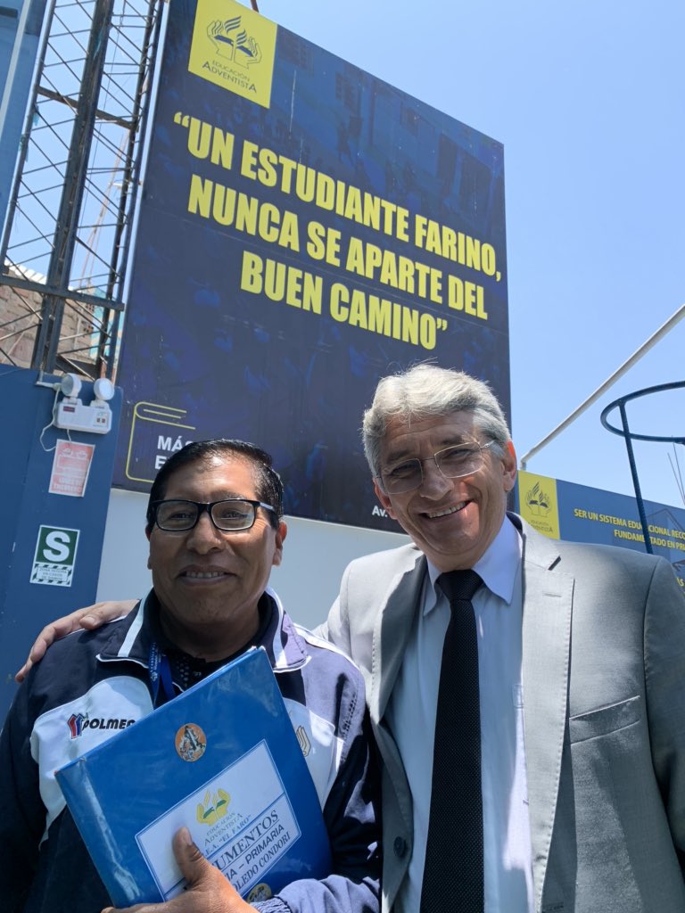 ASEAPSOFICIAL's tweet photo. Pr. Almir de Oliveira conoce al Lic. Benito Toledo, creador de una frase emblemática para la #IEAFaro “Un estudiante farino, nunca se aparte del camino”. #ASEAPS #EducaciónAdventista #MásQueEnseñanza https://t.co/z2YWJe4pSV