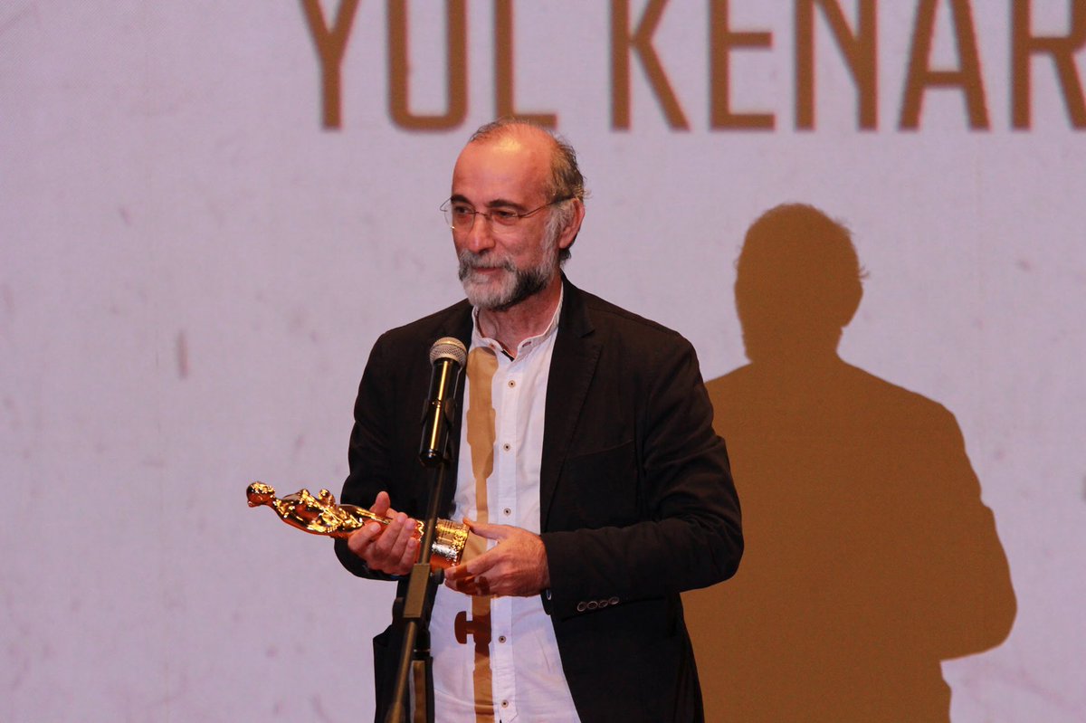 55. #UlusalYarışma’da “Yol Kenarı” ile En İyi Erkek Oyuncu kategorisinin kazananı Tansu Biçer’in ödülünü Tayfun Pirselimoğlu, Ercan Kesal’dan alıyor!
#ÖzeDönüş <a href="/ulusalyarisma/">Ulusal Yarışma</a>