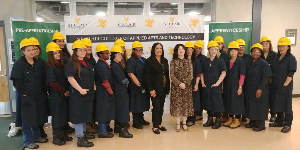 WESTofWindsor's tweet photo. Thank you @StClairCollege for this amazing and life changing opportunity #WhyNotHer @WomenON #WomenInTrades @cdnwomenfdn #intake6 130 women trained through this innovative program @UniforTheUnion #YQG #INDUSTRY Partnerships Work https://t.co/SqxuizkbsX