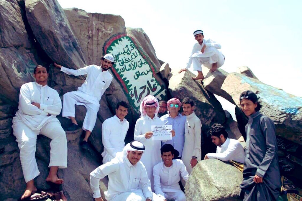 amrmoneer's tweet photo. في مهبط الوحي مع طلابي ودروس السيرة على خطى شاب اكتمل جماله باكتمال محاسن خصاله، فعرف في جزيرة العرب بالصادق الأمين
الرحمن هو مَن يتّمك ورعاك، فاقرأ باسمه كتاب الخلق وأطوار الحياة، الرحمن من هذّبك وربّاك فانظر بعينه إلى كلّ شيء مِن حولك،ستجده في كل نفَس ومع كل خطوة
#النبي_الإنسان https://t.co/RecqsA9ow1