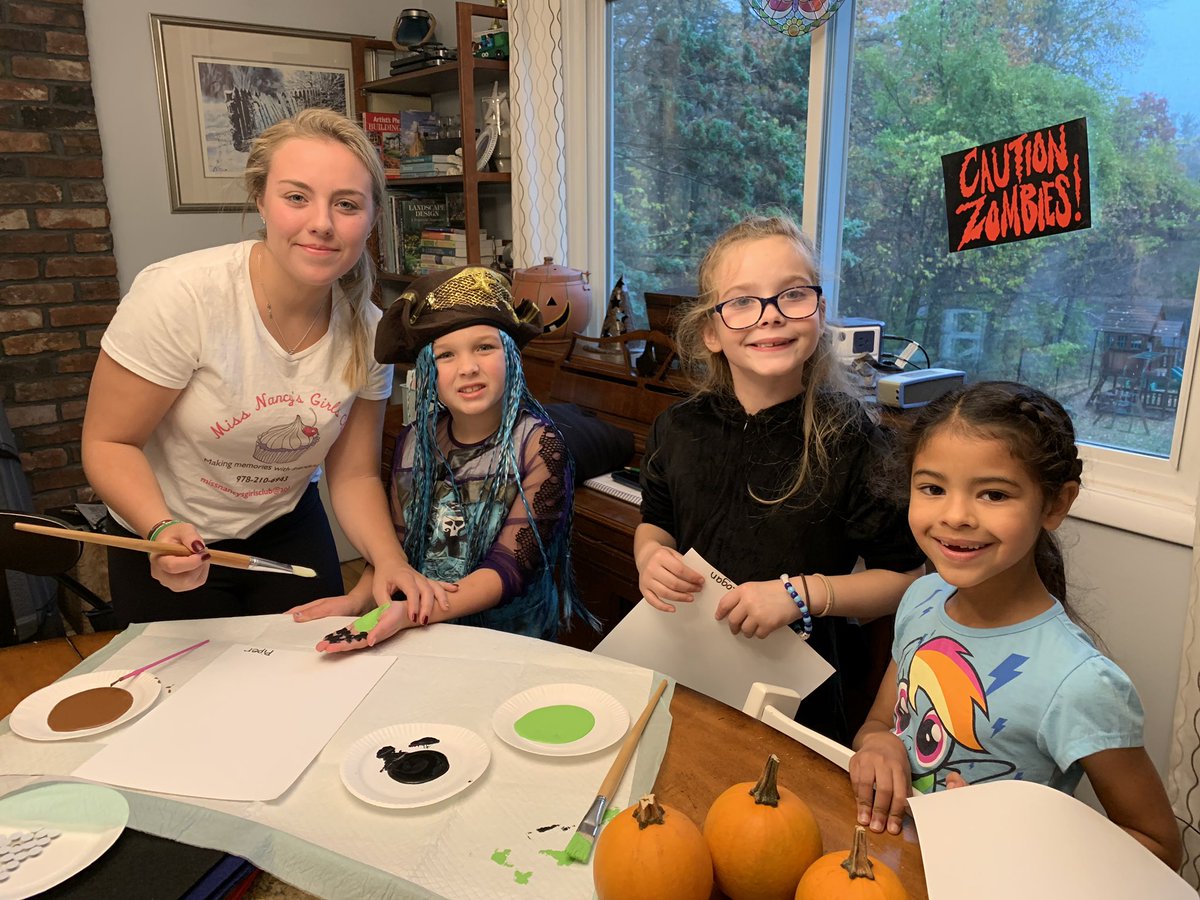 MissNancy01923's tweet photo. Halloween is best spent with friends celebrating your birthday!👻🥳🎃#missnancy #wecometoyou #webringfun https://t.co/g5xeiUFYvG