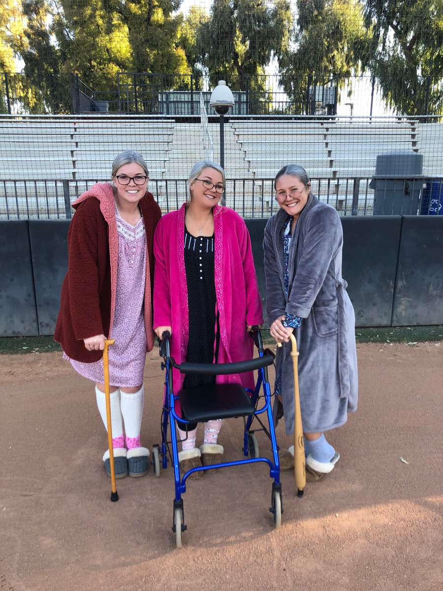 AbigailLockman_'s tweet photo. 5th year seniors..or senior citizens 👵🏼 Happy Halloween 🎃🎃🎃 https://t.co/N9Zr2BC7Hv