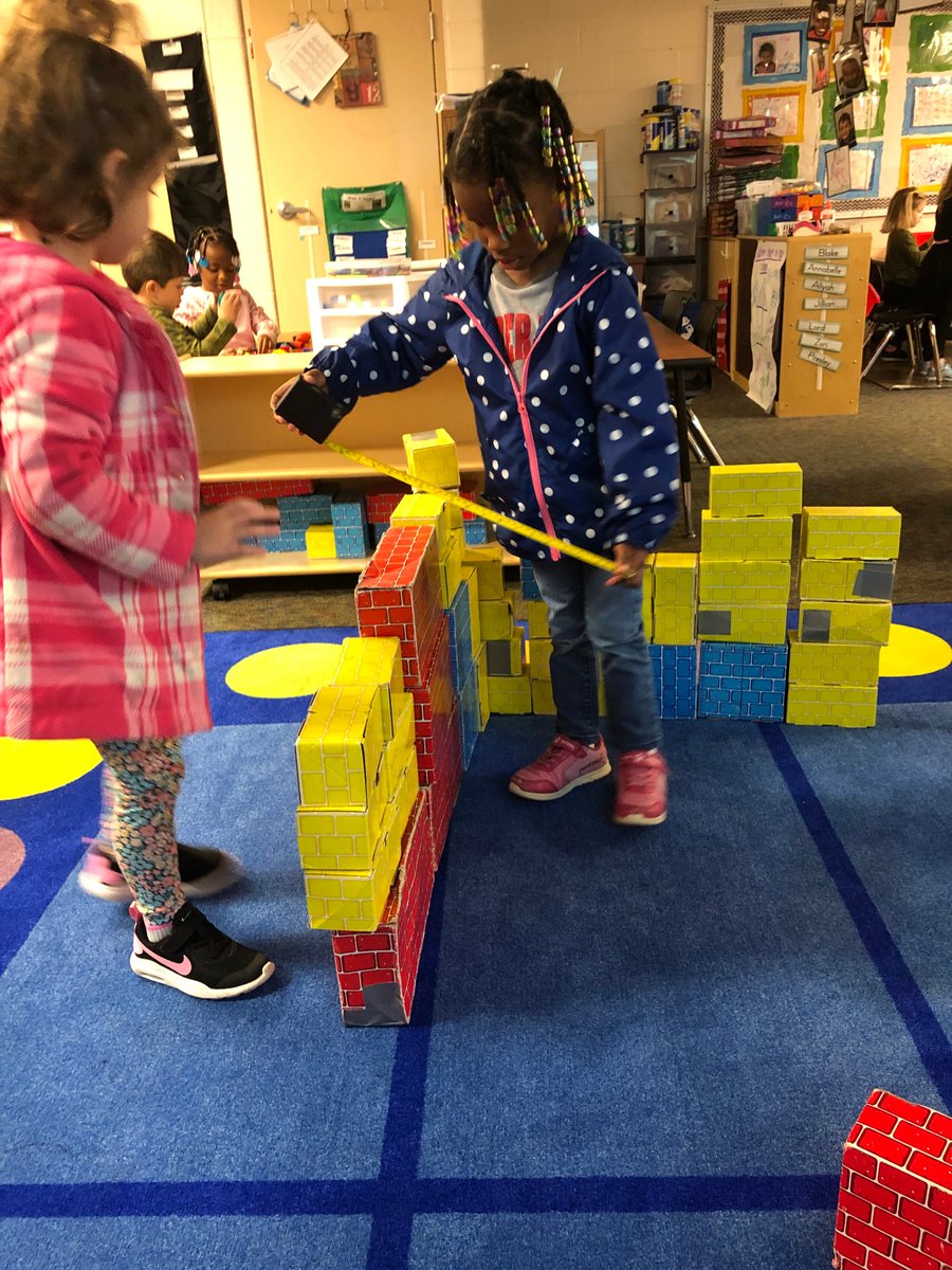 u5earlylearning's tweet image. Look at those math, writing, and social skills in progress during Mrs. Summer's FFF(Full Day Fairview Friends) BUILDINGS investigation!  #creativecurriculum  #prek @TeachStrategies @McLeanCountyU5