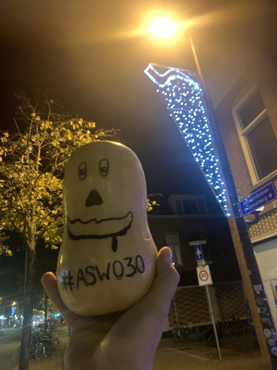 MascotASW030's tweet photo. Ik geef op mijn beurt het stokje weer door aan alle mooie feestverlichting. Het beleeft iets minder dan ik heb gedaan, maar heeft toch wel een grotere betekenis. 
Beleef ook mijn avontuur, maar dan in het verlichte donker, tijdens de wintermaanden op de #ASW030 2/2 https://t.co/LjEpzfR147