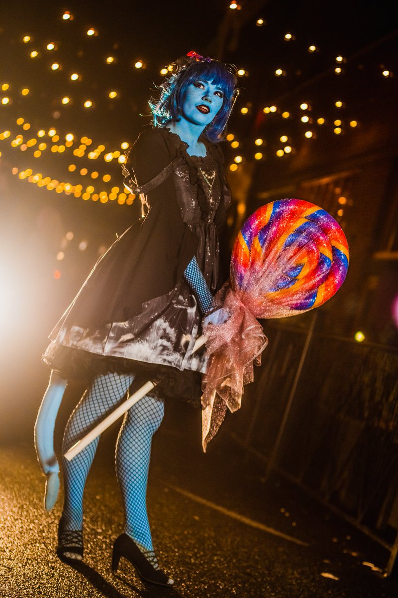 MommaSammu's tweet photo. Happy Halloween and Happy Thursday, may the Traveler lead you to ALL THE GOOD CANDY!
Shooting at @VoodooDoughnut was a Jester Dream come true.
Jester created by @laurabaileyvo for @critical_role
π· by @kp11photos ππ€ππ€
#criticalrolecosplay #gothjester #HappyHalloween https://t.co/cE1FxvuSbL
