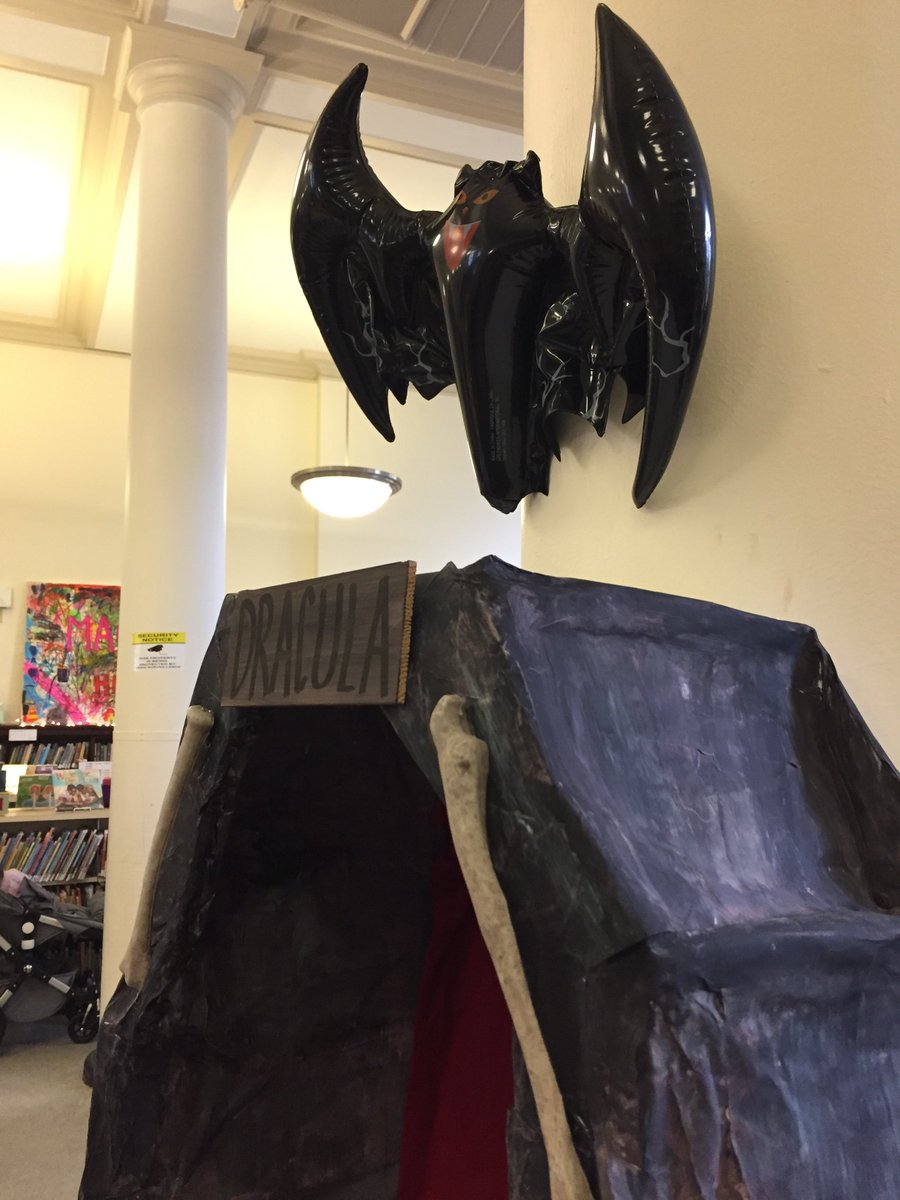 andGRASSI's tweet image. Happy Halloween from the Harlem Library @nypl #HarlemNYPLStorytime #HalloweenLibrary #TrickorTreat 
🎃🕷️🧛‍♂️🎃