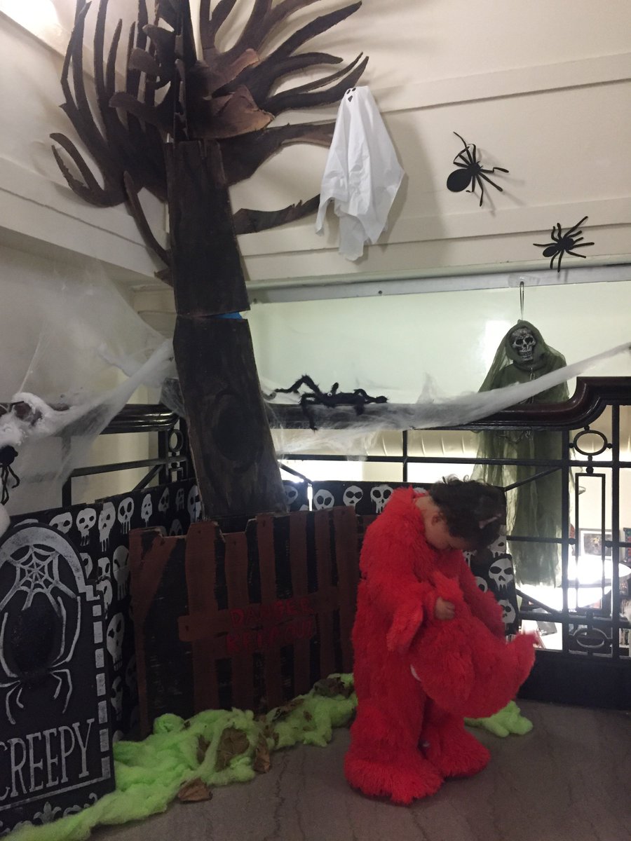 andGRASSI's tweet image. Happy Halloween from the Harlem Library @nypl #HarlemNYPLStorytime #HalloweenLibrary #TrickorTreat 
🎃🕷️🧛‍♂️🎃