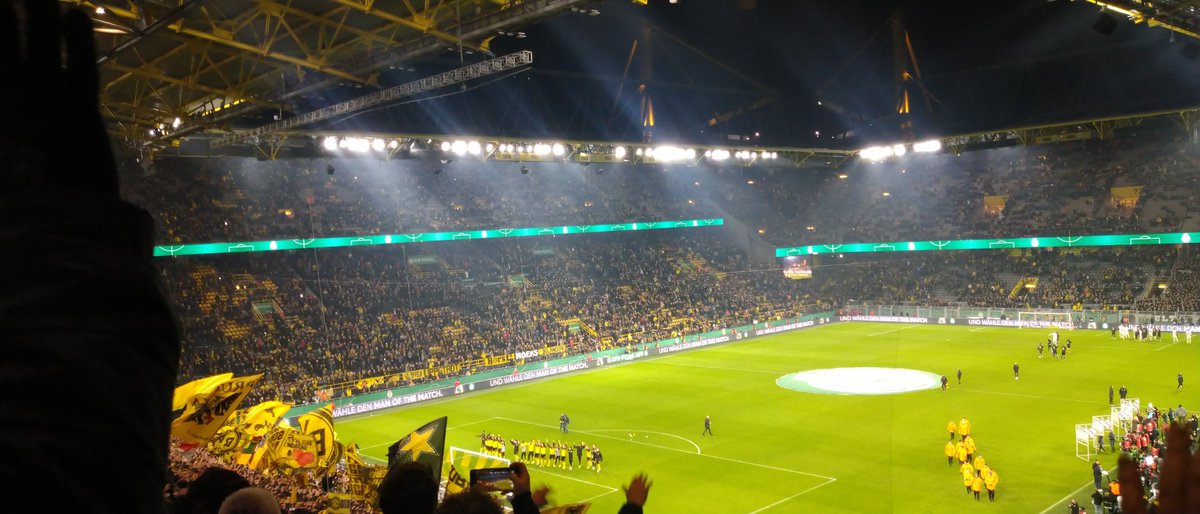 BertaKomor's tweet photo. 📢#BVB1909 🖤💛🖤💛🖤💛🖤💛🖤💛 #weilwirdichsolieben
Nicht nur um 19:09🖤💛🖤💛🖤💛 https://t.co/bXcyPGhhlZ