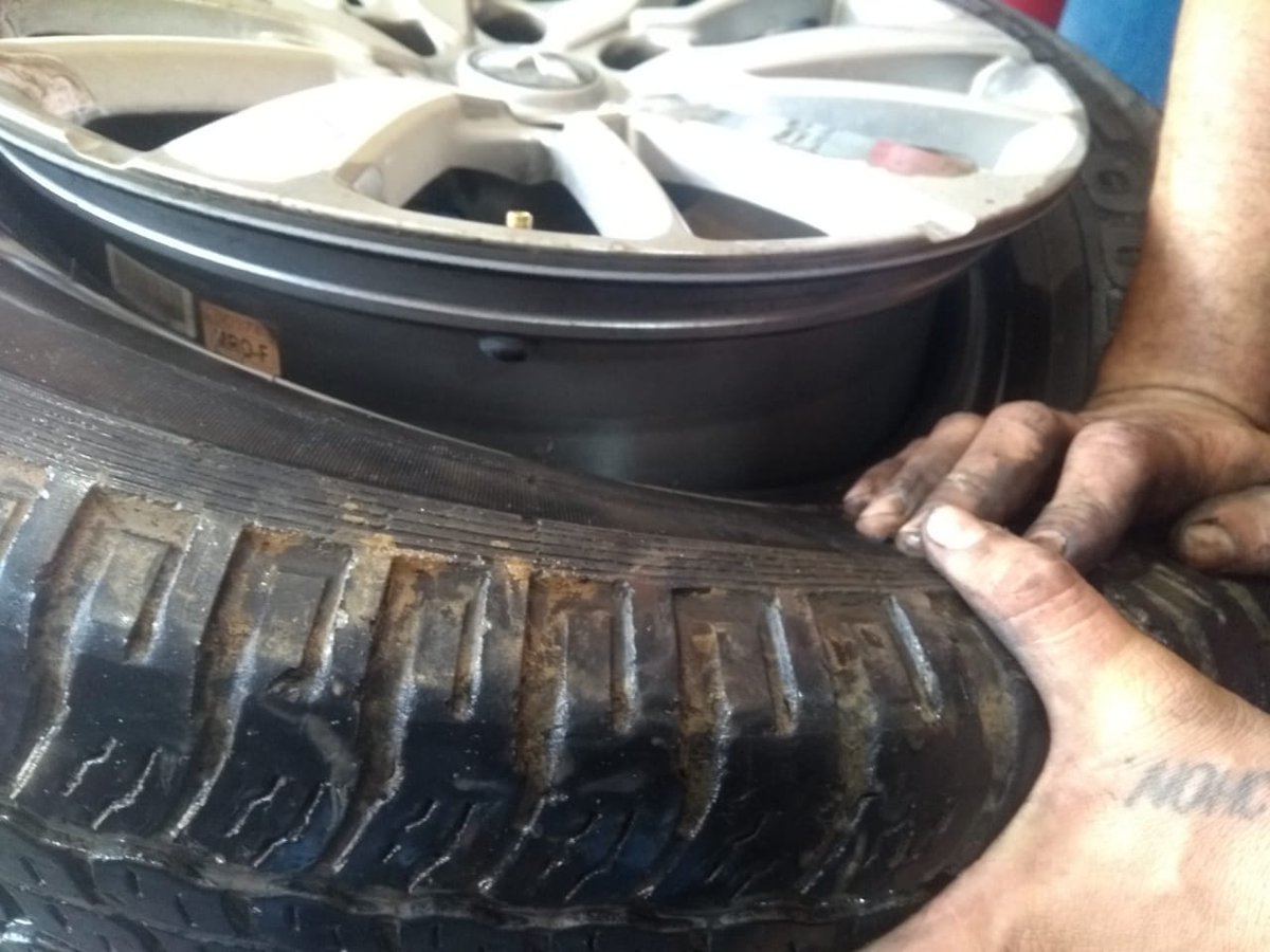 Aro de seguridad, elemento de seguridad importante en llantas de vehículos blindados, las Mitsubishi que dota al PPUNP la empresa neosecurity solo tiene dos de las 4, pilas <a href="/UNPColombia/">Unidad Nacional de Protección, UNP.</a> en NdS hay está novedad. Se bebe atender está información.