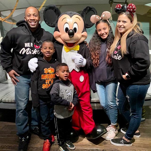 justcallmeao's tweet photo. My everything in one picture 👨‍👧👩‍👦‍👦❤️ #family #miamor #myfamilia #tooinfinityandbeyond #disneyland #mickeyshouse #happiestplaceonearth #lovethemsomuch #myheartinonepicture https://t.co/31SN5oVSD5 https://t.co/6Eg4Mz974b