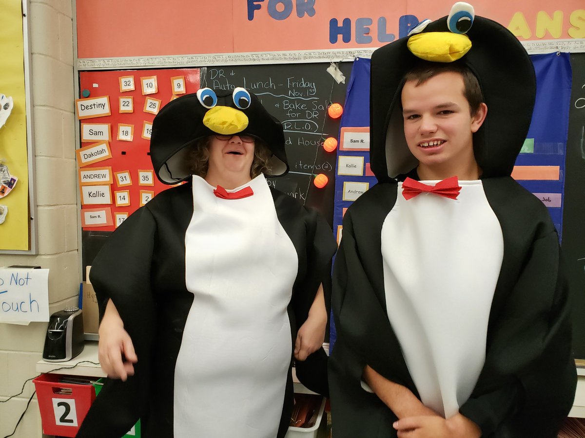 EFKraftchick's tweet photo. Happy Halloween! We had such a blast today at our party and with all of our other class and school activities. We even had an unplanned matching duo of penguins! #HappyHalloween @BishopSmithCH @RCCDSB 👻🎃 https://t.co/yl3sExGTLE