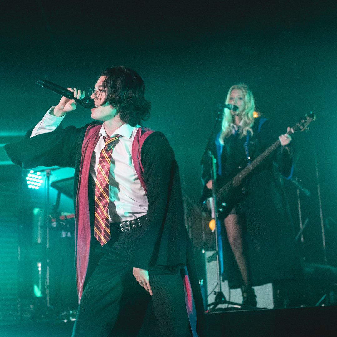 conangray's tweet image. “yer a singer, harry”