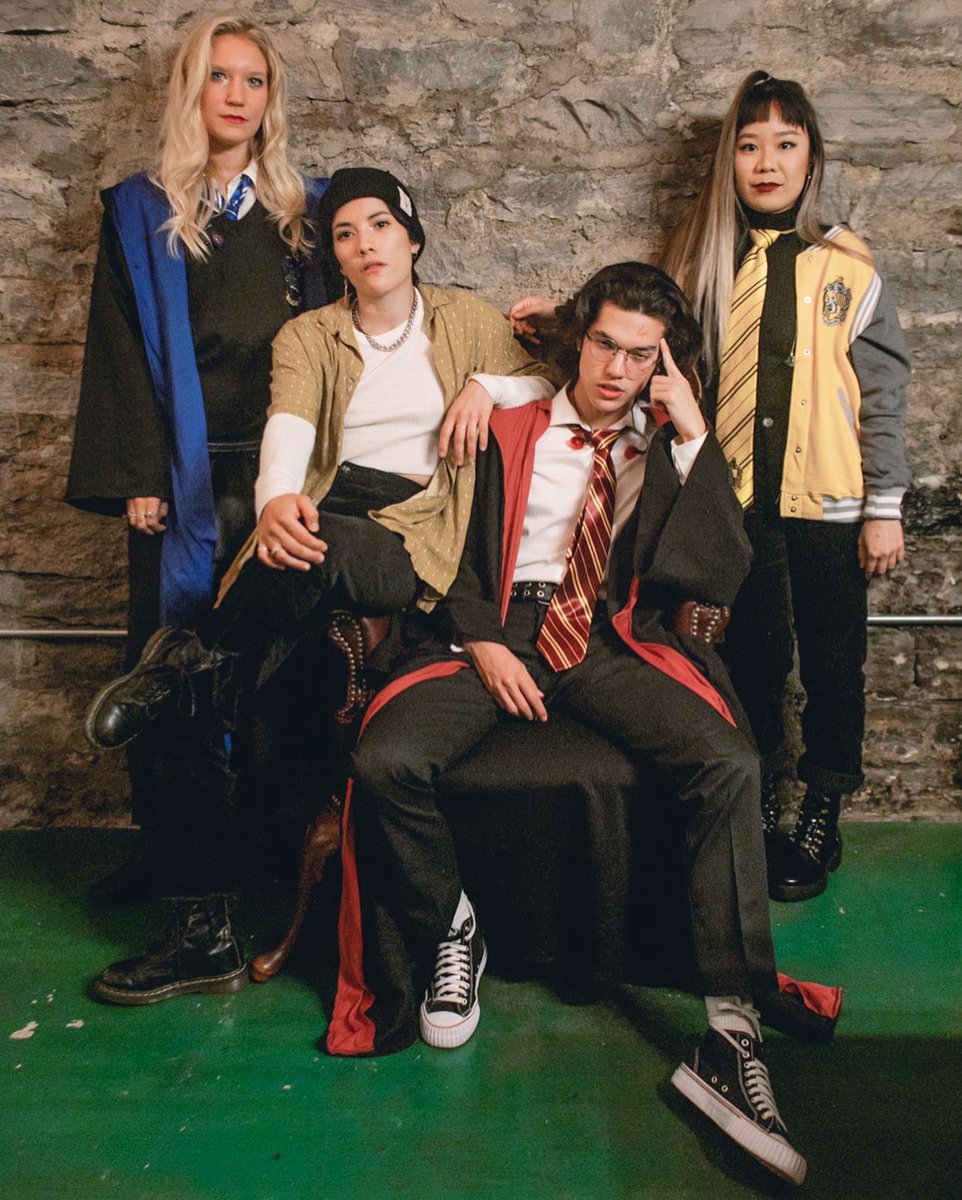 conangray's tweet image. “yer a singer, harry”