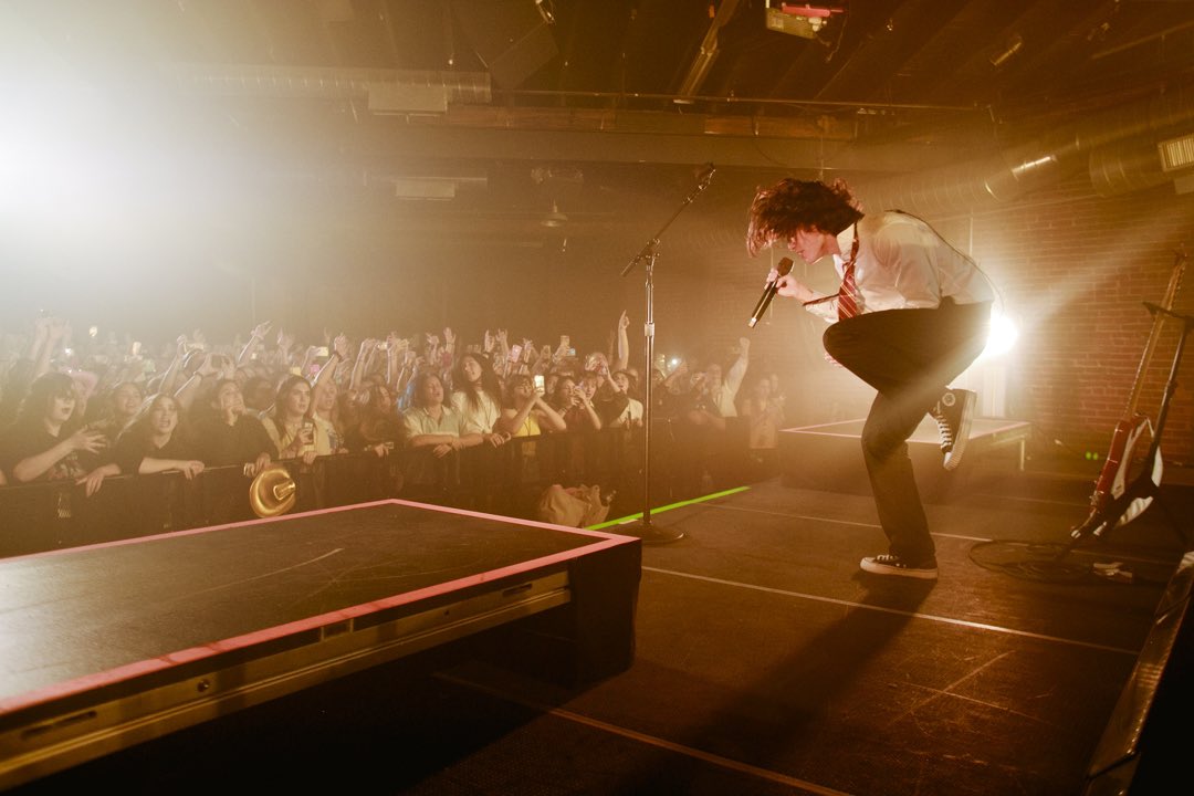 conangray's tweet image. “yer a singer, harry”