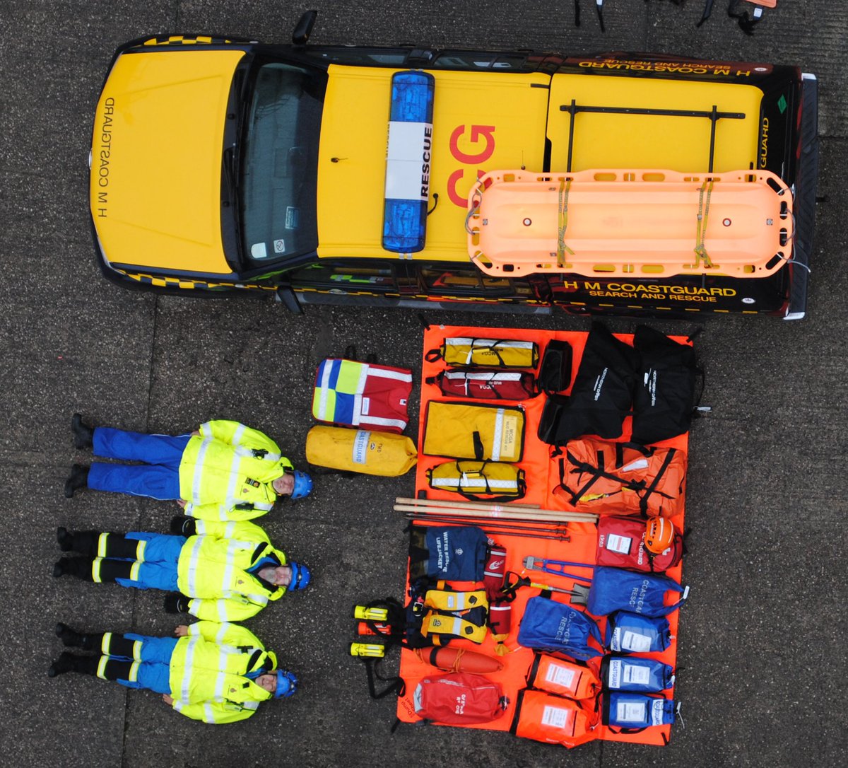 Sth_Shore_Fire's tweet photo. @MCA_media - They have over 350 stations around the coastline manned by 3,500 volunteers. Coastguard Rescue Officers are on call 24/7 365 days a year.
They respond to all maritime search & rescue incidents ranging from cliff, water and mud rescue around the whole UK 🇬🇧 https://t.co/Gka2jbnrY1