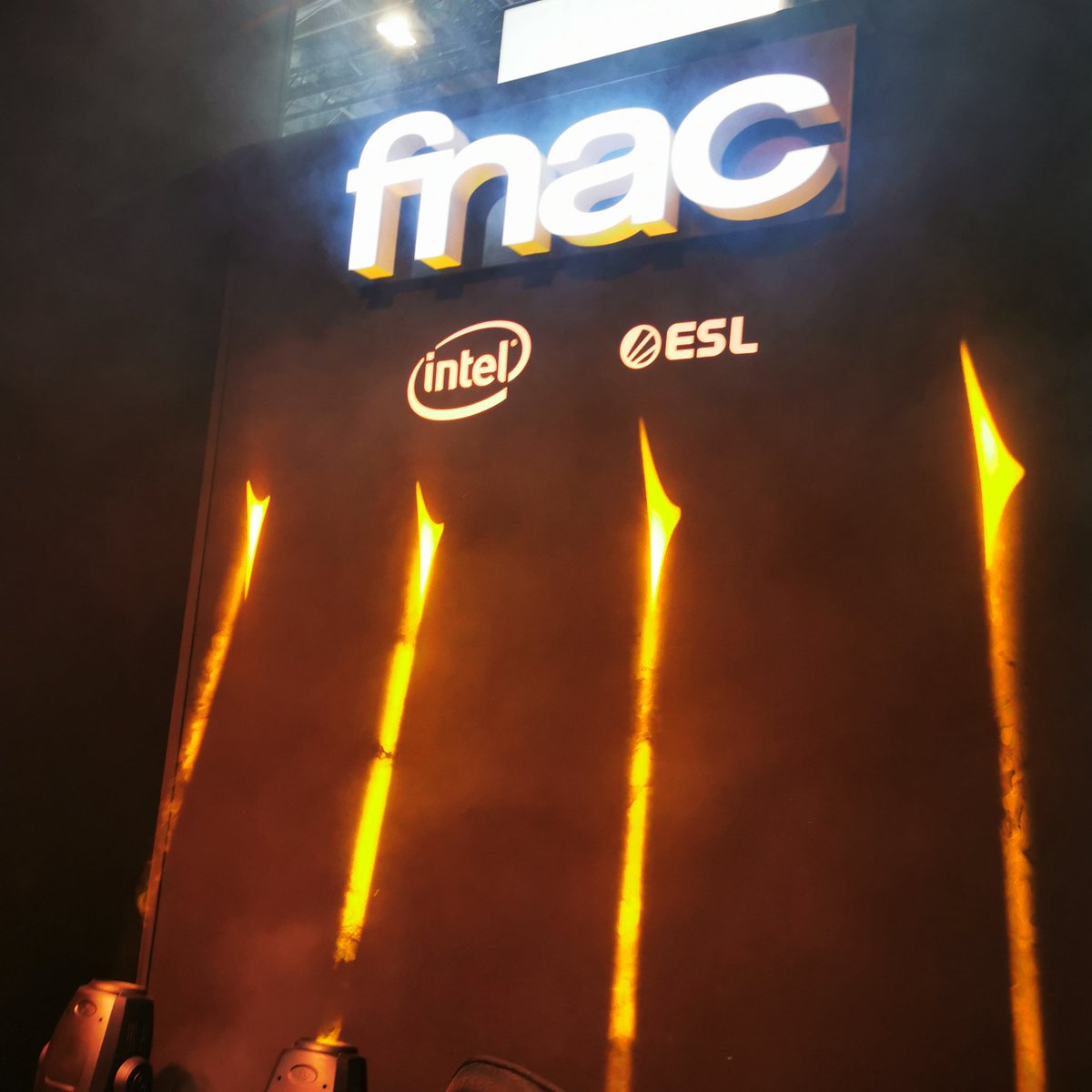 Fnac's tweet photo. #FnacXPGW 🕹️ | RDV demain sur notre stand avec au programme : @Lockl34r, la team #RogEsport @ASUS_ROG_FR et les finales de la #ThrustmasterCup et du #FnacTrophy avec @RocketBaguette 👉 https://t.co/fk3wPmvOqB
Avec @IntelFrance https://t.co/9vjMyZtyAe