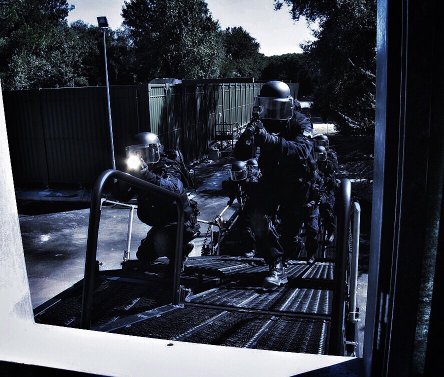 Patriot3Inc's tweet photo. When you hear “Knocking” at your bedroom window tonight instead of your door!
Happy Halloween🎃
#patriot3 #elevatedtactics #mars #rapidentrysystem #tacticalassaultladder #happyhalloween #swat #tactical #knockknock #dynamicentry #specialforces #RampUp https://t.co/YRKsOOk0AI