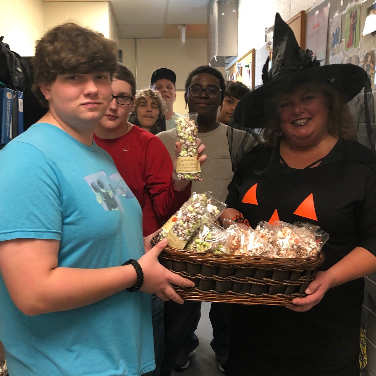 MrsClark310's tweet photo. Group effort today. Love when Miss Robin & crew celebrate the holidays @JWHSCafeteria #ColonelsKernels #schoolBasedBusiness @JamesWoodAA concessions #GoColonelsVolleyball ! https://t.co/sj6Hyabtil