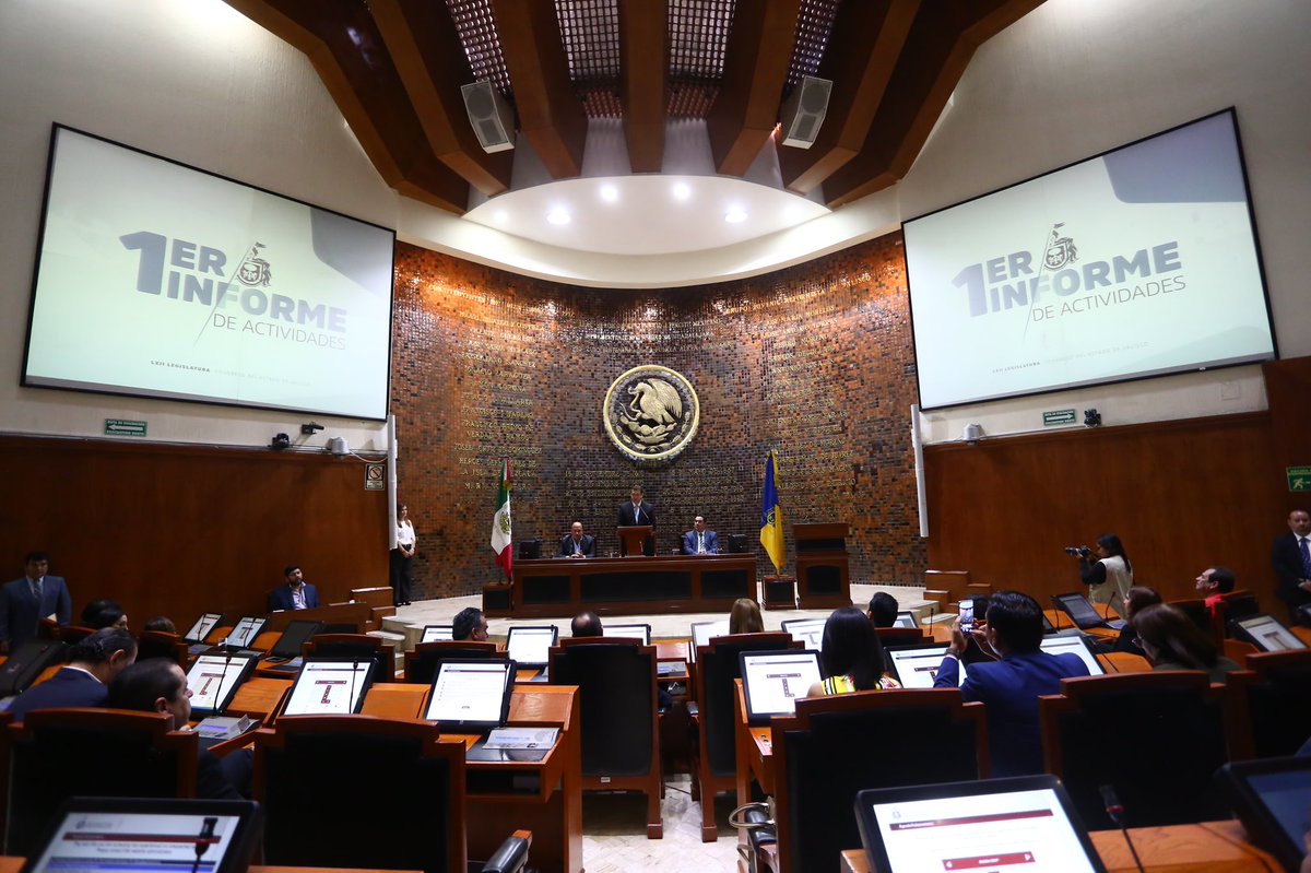 El Presidente del <a href="/LegislativoJal/">Congreso de Jalisco</a> diputado <a href="/HernanCortesB/">Hernán Cortés</a> rindió el Primer Informe de Actividades de la LXII Legislatura, contando con la asistencia del C. Gobernador Ing. <a href="/EnriqueAlfaroR/">Enrique Alfaro</a> junto al Pdte. del <a href="/supremotribjal/">Supremo Tribunal de Justicia del Estado de Jalisco</a> el Mgdo. <a href="/SuroEsteves/">Ricardo Suro Esteves</a>