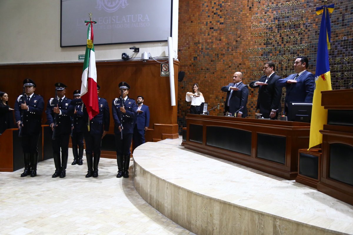 LegislativoJal's tweet photo. El Presidente del @LegislativoJal diputado @HernanCortesB rindió el Primer Informe de Actividades de la LXII Legislatura, contando con la asistencia del C. Gobernador Ing. @EnriqueAlfaroR junto al Pdte. del @supremotribjal el Mgdo. @SuroEsteves https://t.co/JSaTOi9nT3