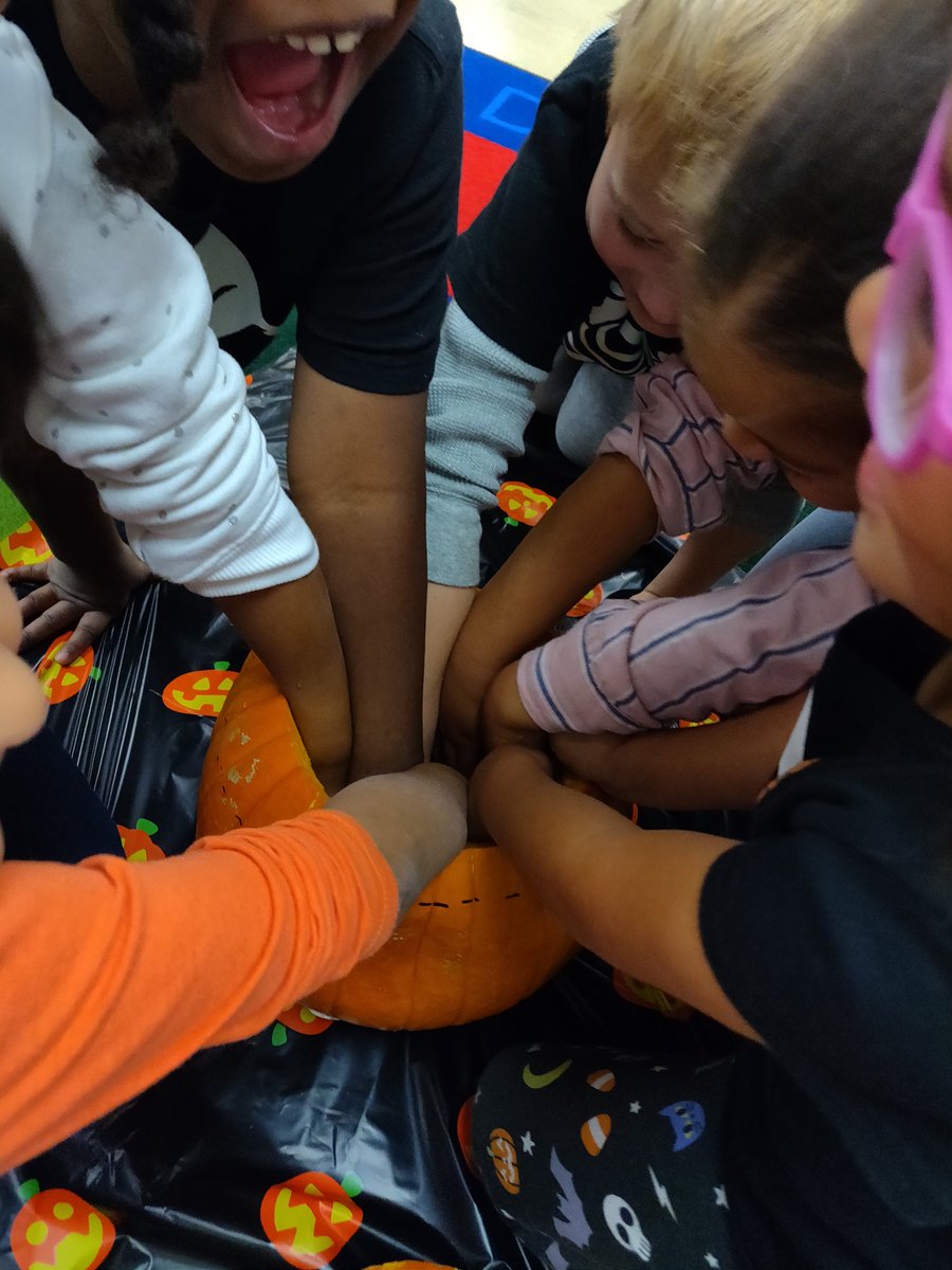JAMMrsWhite's tweet photo. Having fun exploring pumpkins with our 5 senses during #HalloSTEAM at @NISDMireles @jam_kinder https://t.co/Qb2EWClHQA
