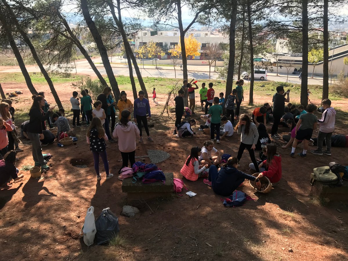 COOPPAIDOS's tweet photo. Cicle Superior ha celebrat la🌰 fent recollida de residus ♻️ i neteja de la Torre de Sant Martí i recollint elements naturals per fer una obra d’art 🎨 efímera #Landart #TotsSomPaidos #EducacioPrimaria #FestesPaidos #SortidesPaidos @montpeita @EscolesCoop @agrescatAEC @FTrams https://t.co/2xDcNVHi6P