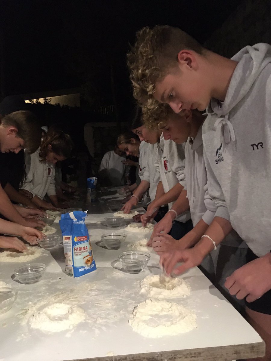 NewHallClassics's tweet photo. In Italia, facciamo la pizza al fresco! (Outdoor pizza-making workshop)
#Classicsontour #NewHallClassicsgoestoItaly https://t.co/UkEQtstOMt