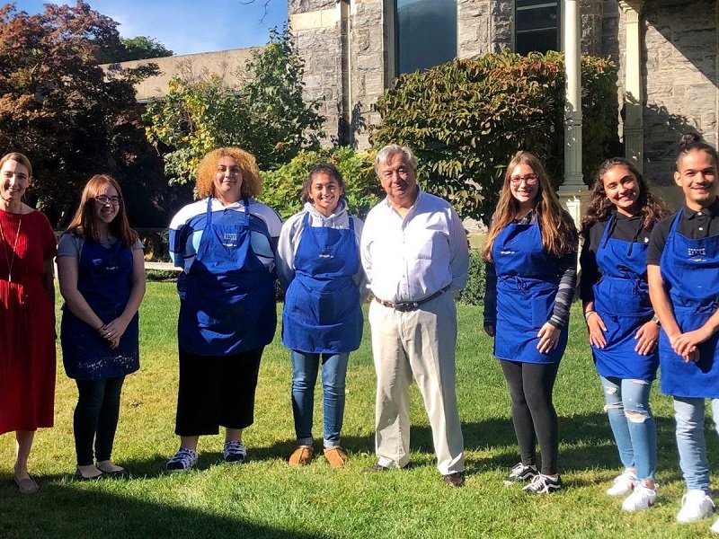 MuseumDirectors's tweet photo. .@UN Secretary-General @antonioguterres visited @HudsonRivMuseum's @HRMJuniorDocent class in Yonkers, NY

https://t.co/X8X0egjeyR https://t.co/SrcHTU6IGH