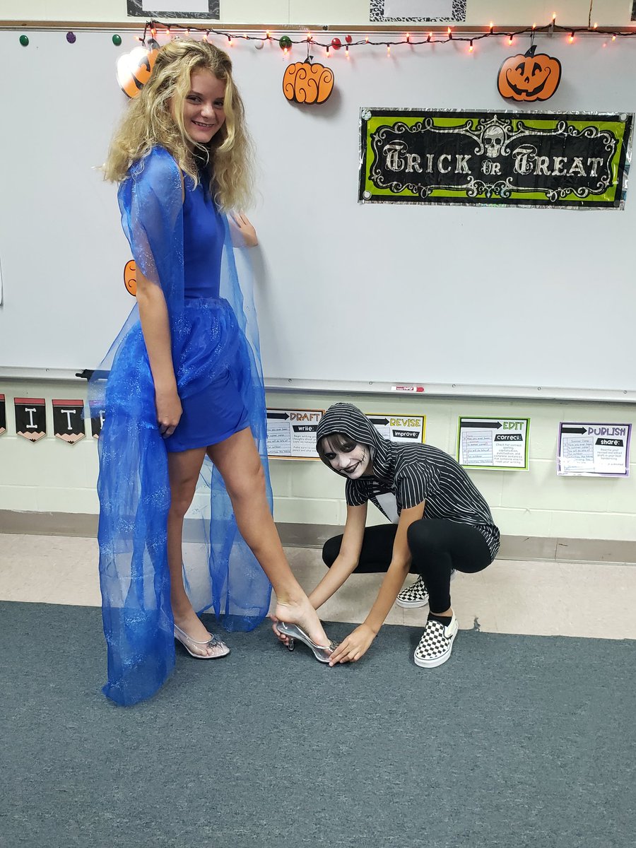 mrs_sgriffin's tweet photo. Halloween Part 2 #SEASroom202 https://t.co/2nkcZRmHOc
