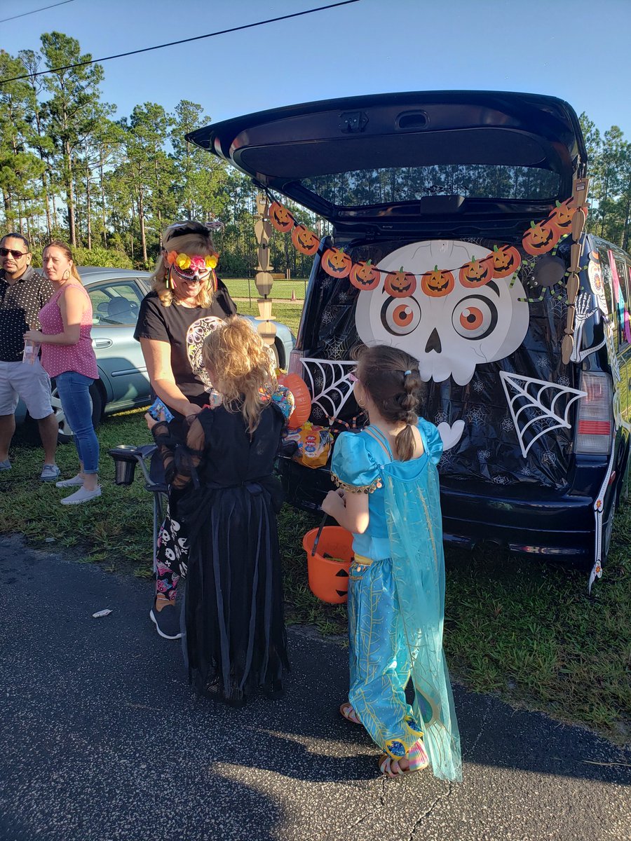 mrs_sgriffin's tweet photo. Trunk or Treat #SEASroom202 https://t.co/uaaQMSRkIm
