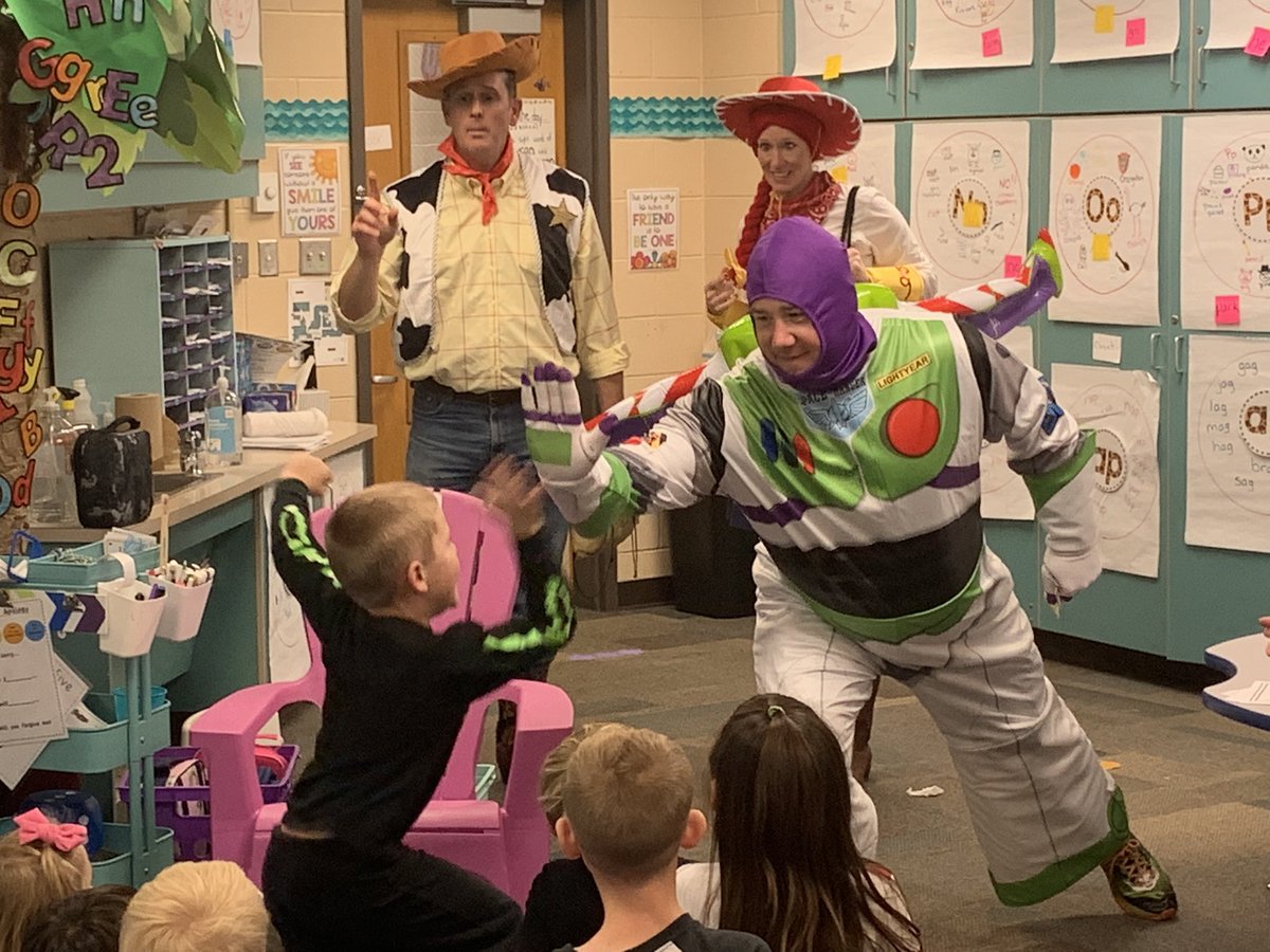 DES_Bulldogs1's tweet photo. We loved that our school resource officers stopped by to see our Kindergarten students! We are proud have them as our SRO’s. Thanks, Woody, Buzz and Jessie! @TSCSuper @14cfraley https://t.co/YFqLIW6bAc