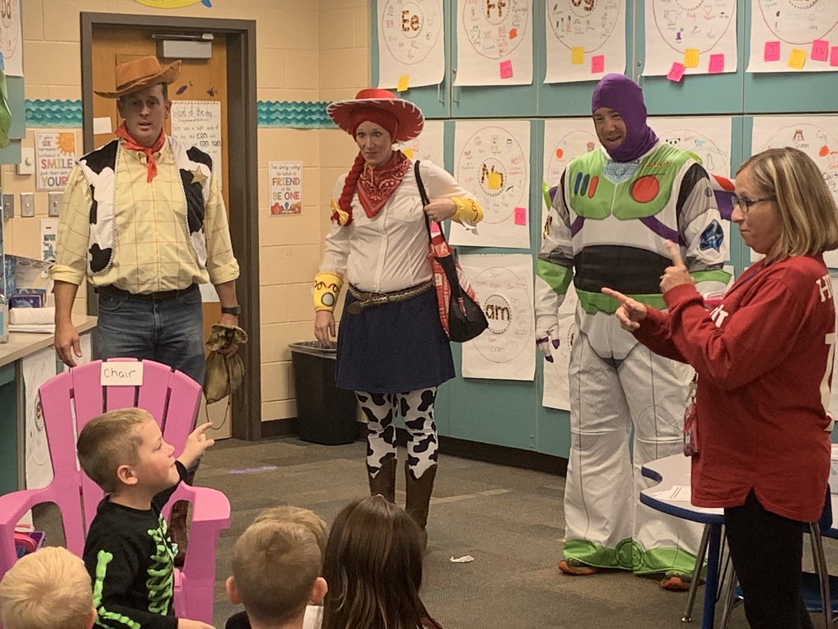 DES_Bulldogs1's tweet photo. We loved that our school resource officers stopped by to see our Kindergarten students! We are proud have them as our SRO’s. Thanks, Woody, Buzz and Jessie! @TSCSuper @14cfraley https://t.co/YFqLIW6bAc