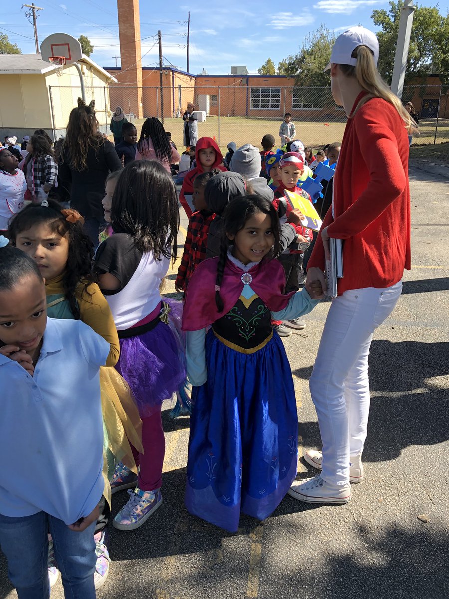 Langfordlib's tweet photo. Brooke’ Storybook Character Parade @BrookeLions #AISDProud #AISDLibraries https://t.co/mEDCPQBnLH