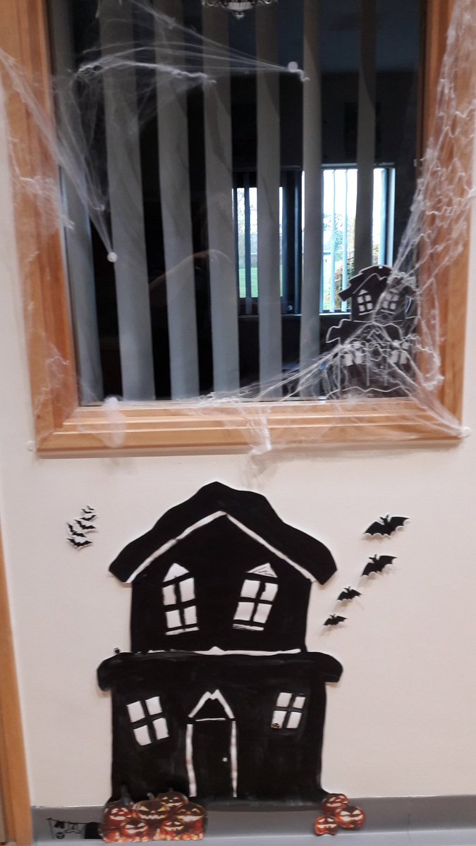 Asgre's tweet photo. Happy Halloween all from #Yewward @MPFTForensics @mpftnhs great afternoon cakes , savories, puzzles, quizzes.. pin the mouth on the skeleton. Scary movie! #halloween2019 @SimonGingeLloyd @WatsonMel you missed cake π https://t.co/DjDIGYI28L