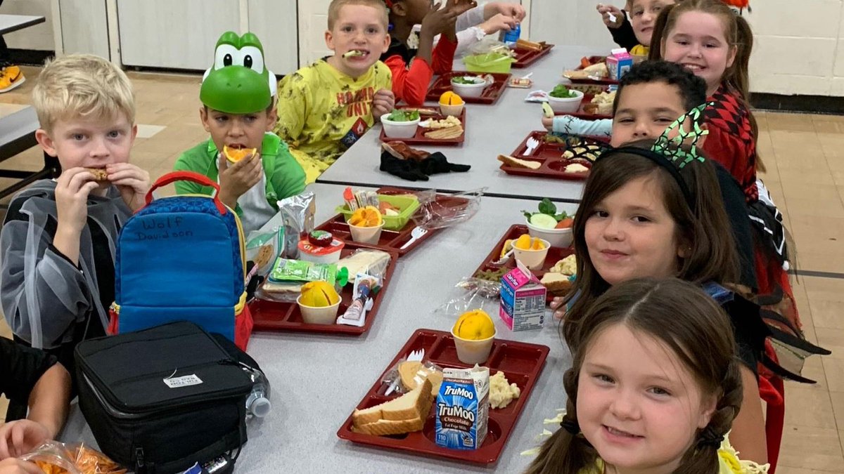Bellevue_Ind's tweet photo. What a spooktacular day at Grandview Elementary! #LoveTheBOO #LoveTheVue #halloween2019 https://t.co/1wwGXHP3cV