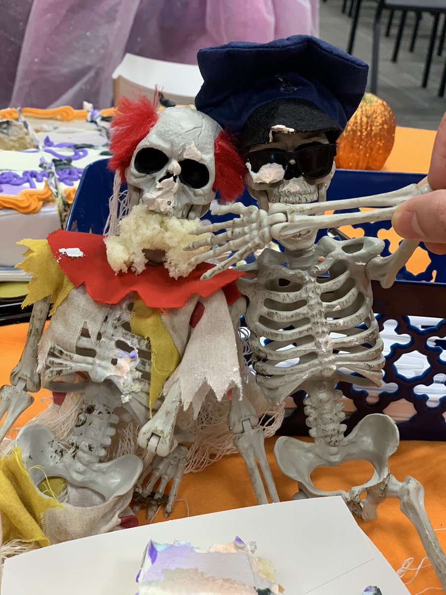 QuentinSkeleton's tweet photo. #QandK #skeletonlove #Hallowedding https://t.co/A6fVQgSnl3