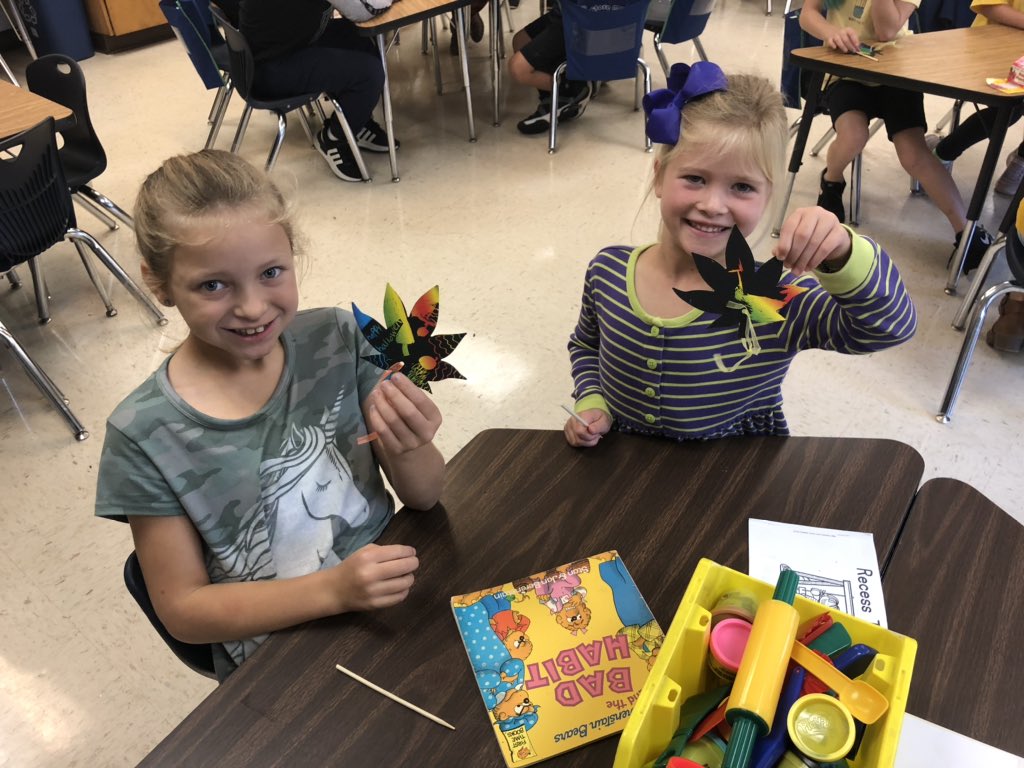 teachheatherp's tweet photo. Fall Fun with our reading buddies - Mrs Clune’s class! https://t.co/XmZhxYtEVI